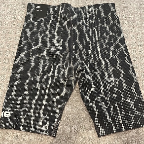 NWT Nike Patterned Black & Grey Biker Shorts - Picture 4 of 5